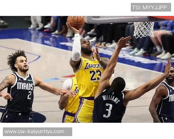 詹姆斯助力八村频频攻筐展现默契配合引发球迷热议